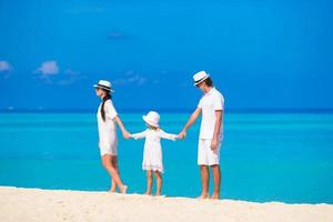 famiglia felice sulla spiaggia bianca alle Maldive foto