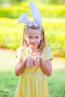 adorabile bambina che indossa le orecchie da coniglio a Pasqua foto