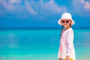 adorabile bambina in spiaggia durante le vacanze estive foto