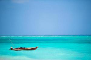 barca da pesca in legno sul mare dell'isola di zanzibar foto