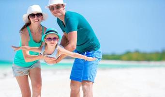 bellissimo paesaggio di spiaggia tropicale con la famiglia che si gode le vacanze estive foto