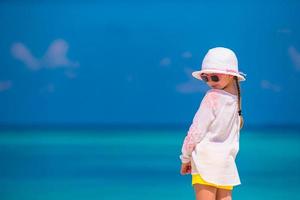 adorabile bambina in spiaggia durante le vacanze estive foto