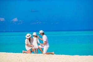 famiglia felice sulla spiaggia bianca foto