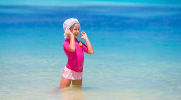 adorabile bambina in spiaggia durante le vacanze estive foto