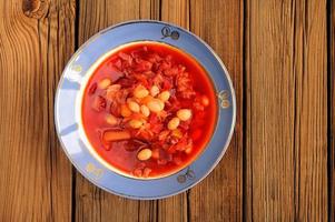 porzione di borsch di zuppa di barbabietola rossa russa fatta in casa con fagioli foto
