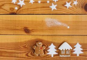 biscotti di panpepato di natale su fondo di legno foto