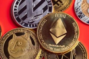 dogecoin doge group incluso con criptovaluta coin bitcoin, ethereum eth, ripple coin xrp, ethereum classic ecc. simbolo tecnologia blockchain virtuale il futuro è la perdita di denaro da vicino su sfondo rosso foto