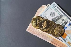 golden ethereum eth incluso con tutte le criptovalute moneta in pila 10000 nuovi dollari americani soldi tecnologia blockchain virtuale americana il futuro è denaro e spazio libero per posizionare il testo qualcosa. foto