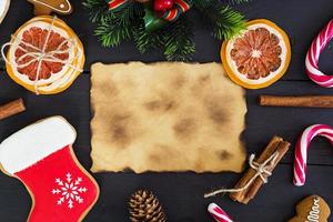 dolci di natale, biscotti allo zenzero su fondo di legno. sfondo di natale foto