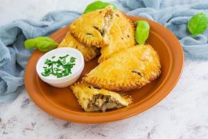 empanadas al forno su sfondo bianco foto