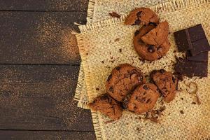 biscotti con cioccolato su fondo di legno scuro foto