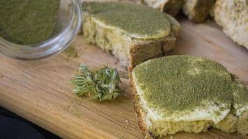 primo piano di pane con farina di canapa, sandwich con burro di cannabis e hashish foto