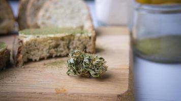 primo piano di pane con farina di canapa, sandwich con burro di cannabis e hashish foto