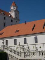 bratislava presso il fiume Danubio foto