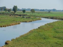 il villaggio di ditzum sul fiume ems foto