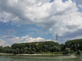 bratislava presso il fiume Danubio foto