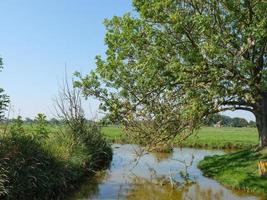 il villaggio di ditzum sul fiume ems foto