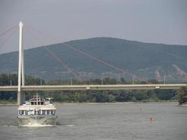 bratislava presso il fiume Danubio foto