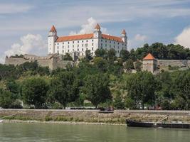 bratislava presso il fiume Danubio foto