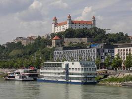 bratislava presso il fiume Danubio foto