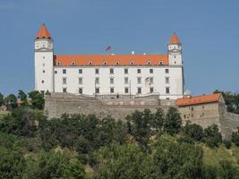 bratislava presso il fiume Danubio foto