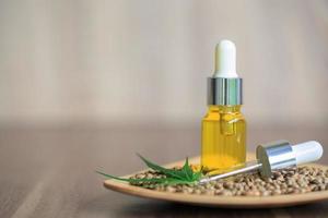 prodotti di canapa olio di cannabis cbd, estratti di olio di cannabis in barattoli, marijuana medica e olio per pazienti. rimedio o farmaco alternativo, concetto di medicina foto