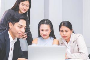 colleghi che lavorano in videoconferenza in ufficio, team di partner commerciali che discutono di documenti e idee durante la riunione in ufficio, concetti di lavoro di squadra foto