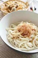 cucina giapponese, spaghetti udon freddi foto