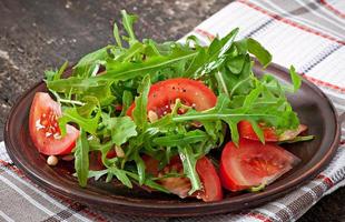 insalata con rucola, pomodori e pinoli foto