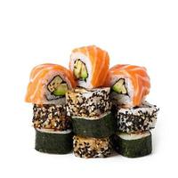 maki sushi isolato su bianco foto