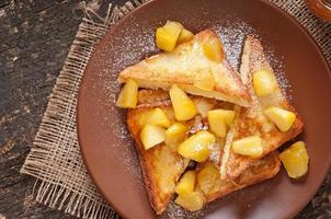 French toast con mele caramellate a colazione foto