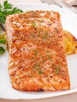 salmone al forno con salsa di miele e senape e patate gratinate foto