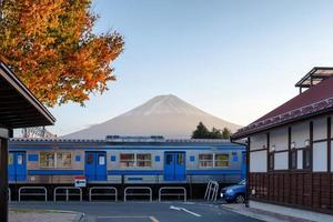 monte fuji con la ferrovia nella stazione di kawaguchiko foto