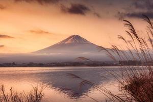 riflesso della montagna fuji-san sul lago kawaguchiko all'alba foto