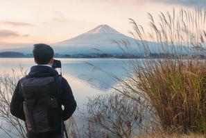 fotografo uomo che scatta una foto con fuji-san nel lago kawaguchiko