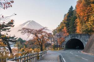 monte fuji con foresta autunnale e strada del tunnel foto