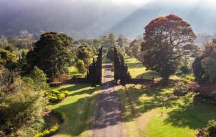 veduta aerea dell'antica porta di bali con percorso foto