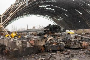 guerra distrutta nell'aeroporto dell'Ucraina dalle truppe russe foto