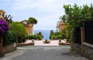 strada sulla strada per la spiaggia nel villaggio italiano foto