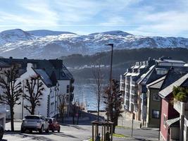 Visualizza in fondo a una strada verso il mare ad alesund, norvegia foto