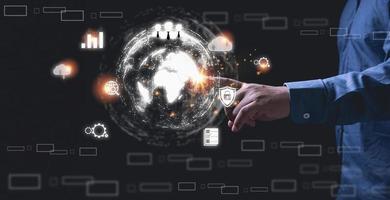 finanziario e bancario, tecnologia di collegamento digitale, big data. uomo d'affari che utilizza una tecnologia applicativa di connessione Internet globale con punta di penna e marketing digitale. foto