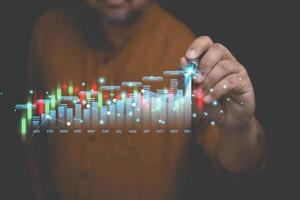 uomo d'affari che punta lo schermo virtuale sul grafico di crescita aziendale, pianificazione della strategia del mercato azionario. il mercato azionario, gli investimenti, la pianificazione strategica. investimenti delle imprese per il profitto per il futuro. foto