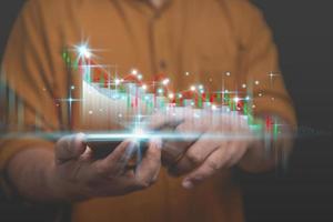 grafico dei grafici di crescita aziendale, finanza, commercio di azioni, analisi degli investimenti e concetto di analisi del mercato azionario. punto di contatto dell'uomo d'affari su un grafico di crescita aziendale più elevato, analisi di mercato. foto