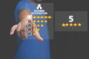 i clienti danno una valutazione all'esperienza di servizio online. concetto di sondaggio di feedback sulla soddisfazione, l'utente può valutare la qualità del servizio che porta alla classifica della reputazione dell'azienda. foto