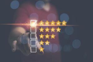 sondaggio di feedback sulle recensioni dei clienti, punteggio di soddisfazione alto. un uomo dà una valutazione all'esperienza di servizio sull'applicazione online. il cliente può valutare il servizio che porta alla classifica della reputazione dell'azienda. foto