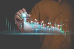 grafico dei grafici di crescita aziendale, finanza, commercio di azioni, analisi degli investimenti e concetto di analisi del mercato azionario. punto di contatto dell'uomo d'affari su un grafico di crescita aziendale più elevato, analisi di mercato. foto