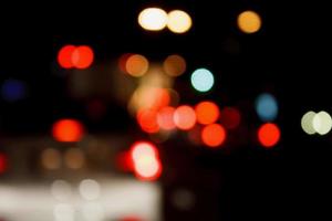 sfondo dei semafori della città con luci sfocate foto