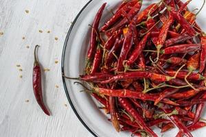 chilis rosso chile de arbol su fondo bianco rustico laici piatta foto