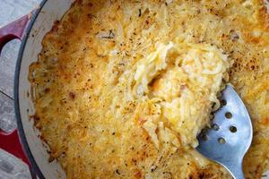 Gusci di pasta al pomodoro al formaggio in piatto di ghisa piatto foto