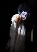 girato in studio Ritratto di giovane ragazza in costume vestita da halloween, cosplay di spaventosa sposa di Frankenstein posa su sfondo nero isolato foto